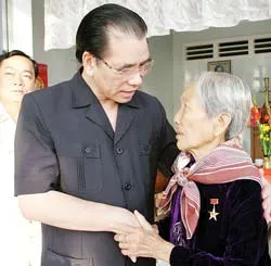 Tổng Bí thư Nông Đức Mạnh thăm và làm việc tại tỉnh Tây Ninh